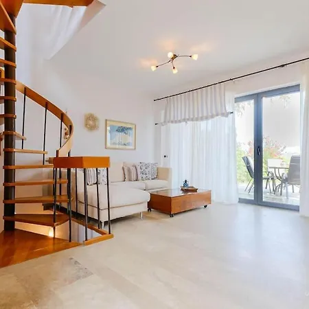 Soulmare Maisonette With Shared Pool,