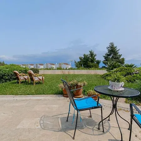 Soulmare Maisonette With Shared Pool, Apartman Néa Fókaia