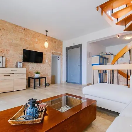 Soulmare Maisonette With Shared Pool, Néa Fókaia