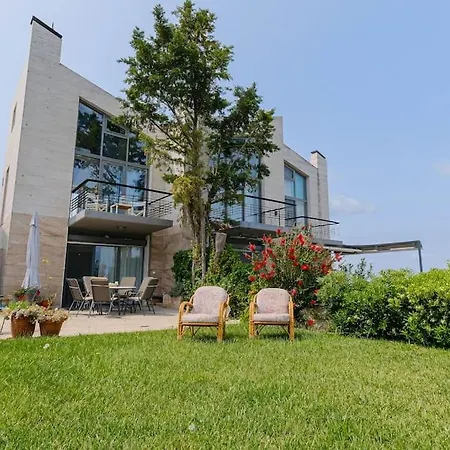 Soulmare Maisonette With Shared Pool,